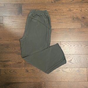 Lululemon final play crop 23” in evergreen